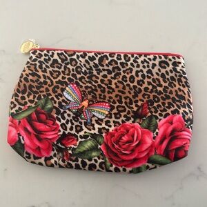 This is Estée Lauder makeup bag. I have only used it once.